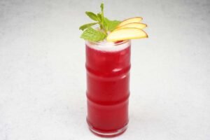 شاي الخوخ المثلج: شاي أخضر ، خوخ ، ليمون ، توت بري